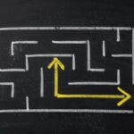 Case Study Cyberangriff: Pfeile führen in und aus dem Labyrinth heraus