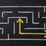 Case Study Cyberangriff: Pfeile führen in und aus dem Labyrinth heraus